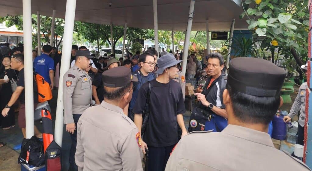 Musim Hujan, Petugas Kawal Wisatawan Menuju Kepulauan Seribu 