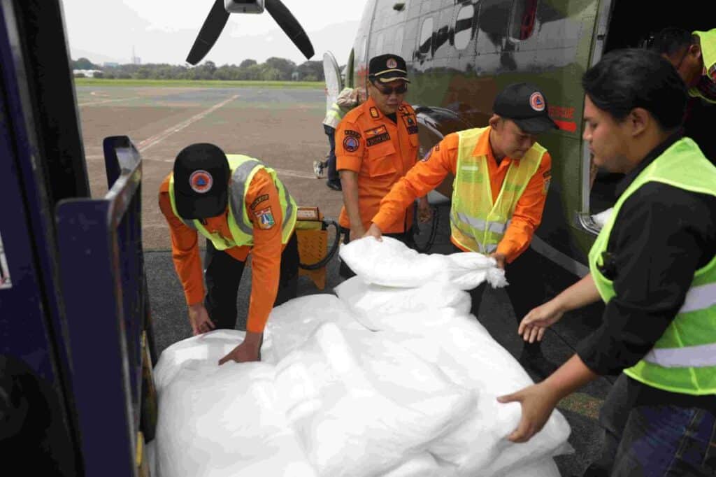 Modifikasi Cuaca Jabodetabek: BNPB Taburkan 2.000 Kg Garam untuk Cegah Banjir