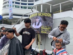Cukur Gratis dalam Rangka HJG ke-212 di Garut