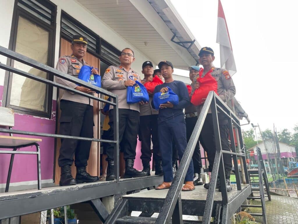 Polsek Kawasan Sunda Kelapa Kunjungi Rumah Apung Muara Angke dan Bagikan Sembako