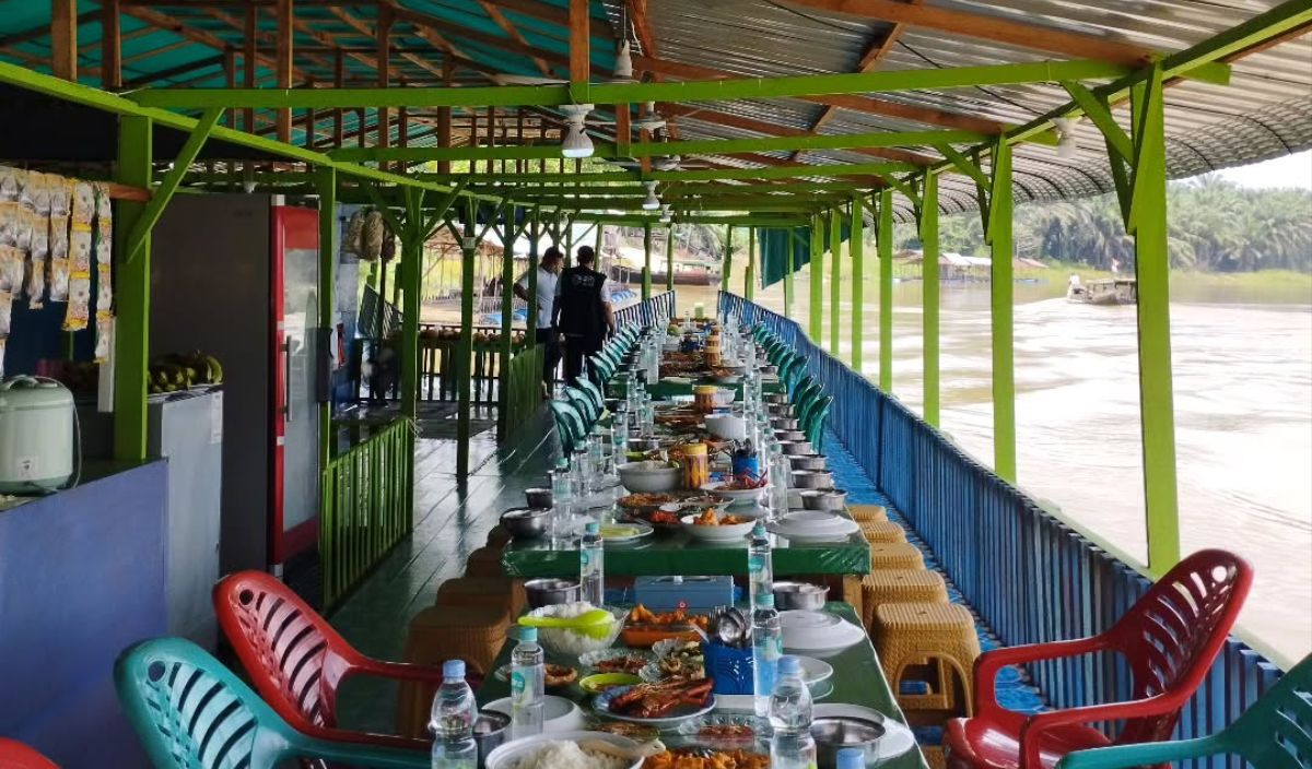 Warung Terapung Teratak Buluh
