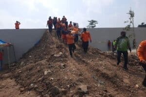 Dua Bocah yang Tenggelam di Kali Bekasi Ditemukan Meninggal Dunia