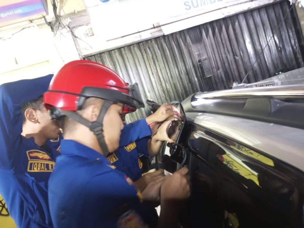 Bocah Terjebak di Dalam Mobil, Damkar Turun Tangan