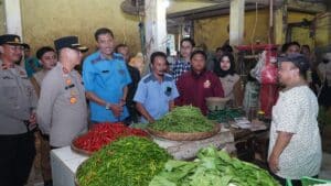 Kapolres Cirebon Kota dan Mahasiswa ‘Cipayung’ Tinjau Harga Pangan Jelang Ramadan di Pasar Jagasatru