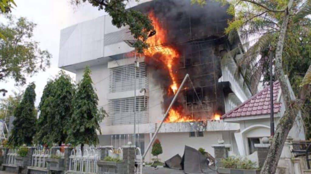 Kantor Disdik Sumut Terbakar: Apa yang Terjadi?