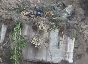 Seram! Tembok Penahan Tanah Longsor Menggantung di Atas Badan Jalan Lintas Simpang Lae Pondom