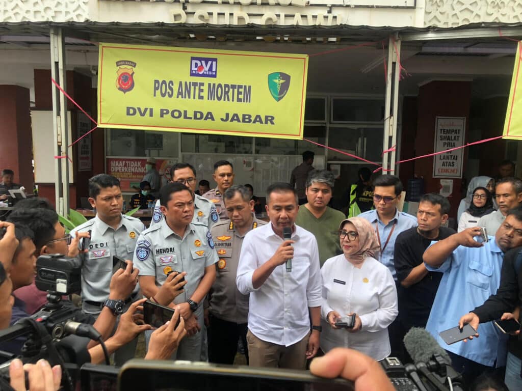 Pj Gubernur Jawa Barat Santuni Keluarga Korban Kecelakaan Maut di Tol Ciawi 2