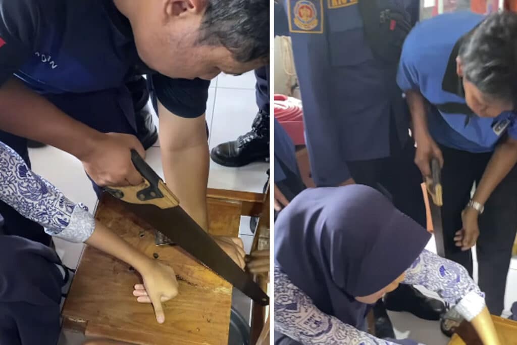 Satset! Petugas Damkar Pacitan Keluarkan Jari Siswi Terjebak di Lubang Kursi