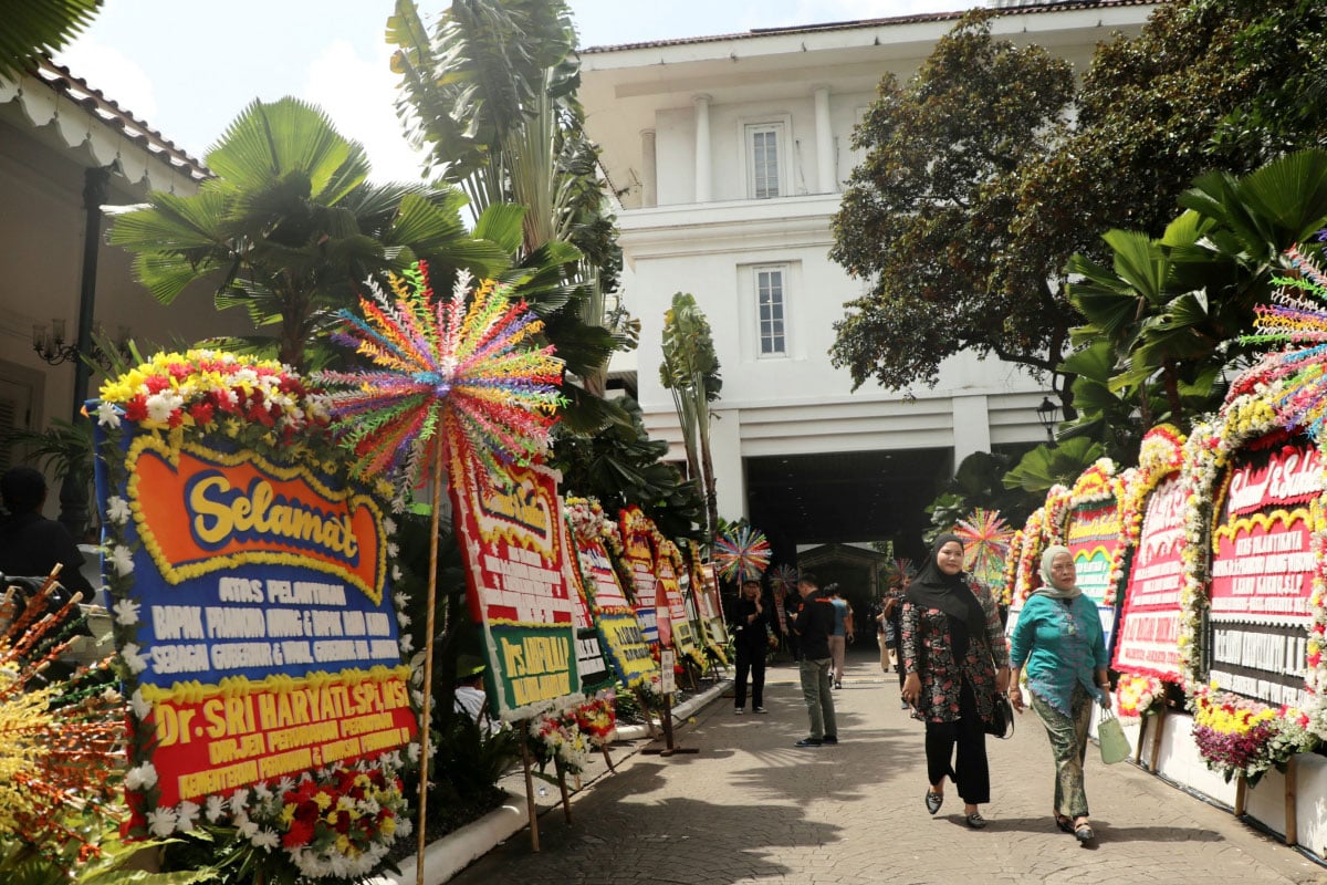 karangan bunga depan balaikota