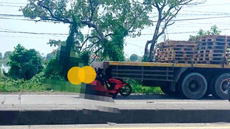 Diduga Ngantuk Pemuda Duduksampeyan Gresik Tabrak Truk Fuso Parkir di Pinggir Jalan Kondisinya Menyedihkan