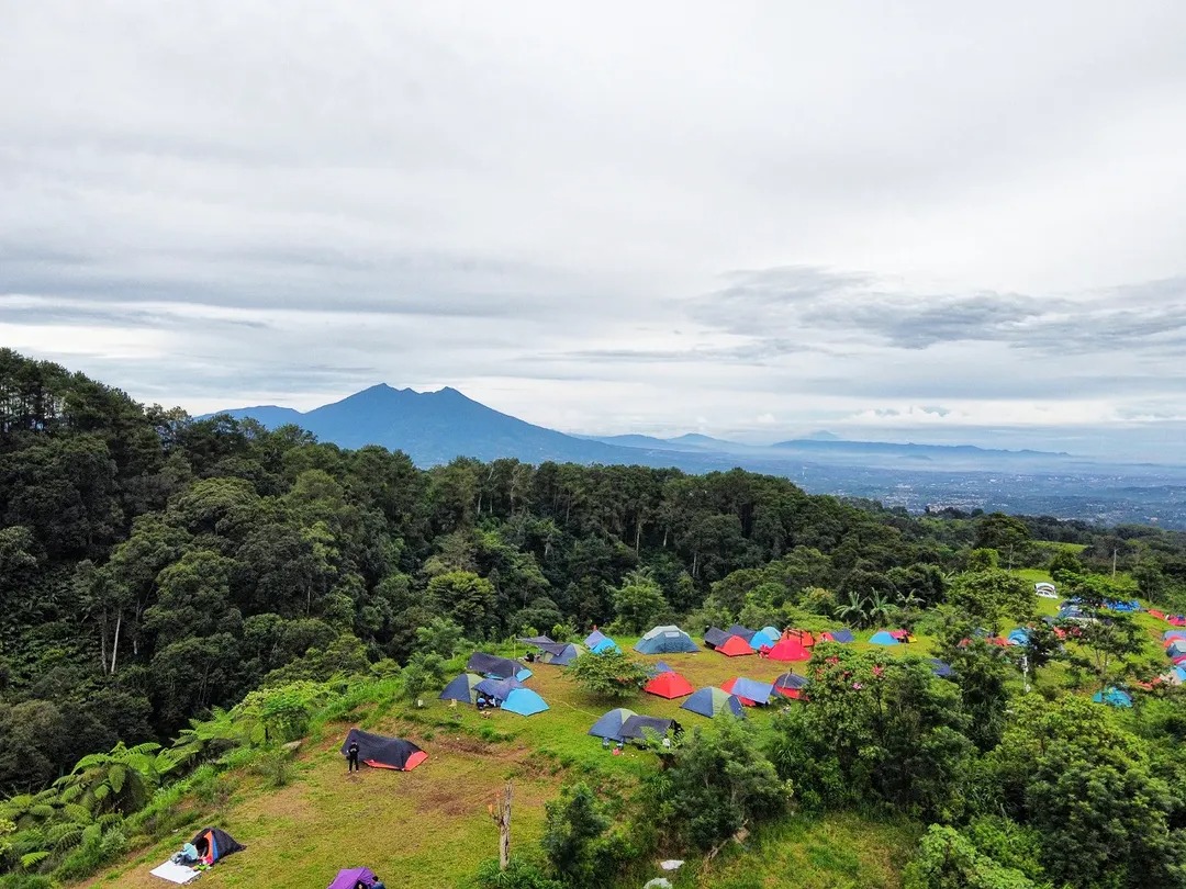 Giri Pangrango Camping, Cisarua, Bogor jadi lokasi favorit keluarga dan individu untuk camping. (KIS/Ist)