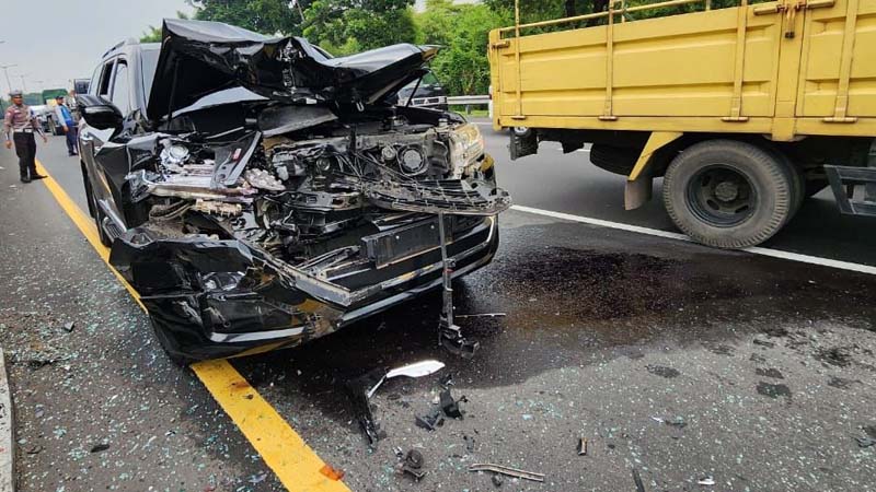 Lihat Kondisi Mobil Mewah Wabub Sidoarjo Terlibat Kecelakaan di Jalan Tol Satelit-Waru