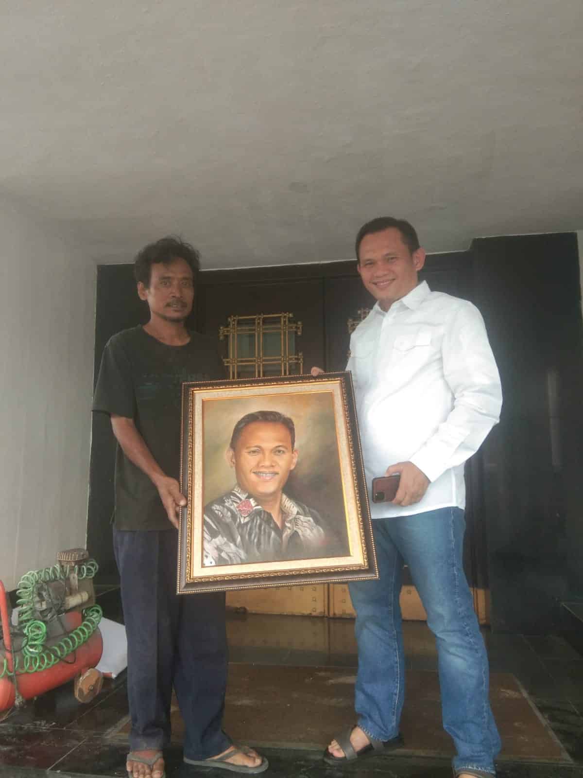 Pj Walikota Palembang Dr. Cheka Virgowansyah mendapat hadiah lukisan atas dedikasinya kepada kebudayaan Palembang. (Ist)