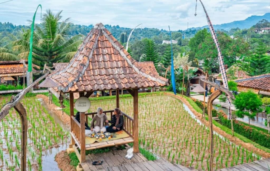 Nikmati Sensasi Makan Ala Pedesaan di Puncak Bogor, Cobain Menu Bancakan Rantang Bekal Petani!