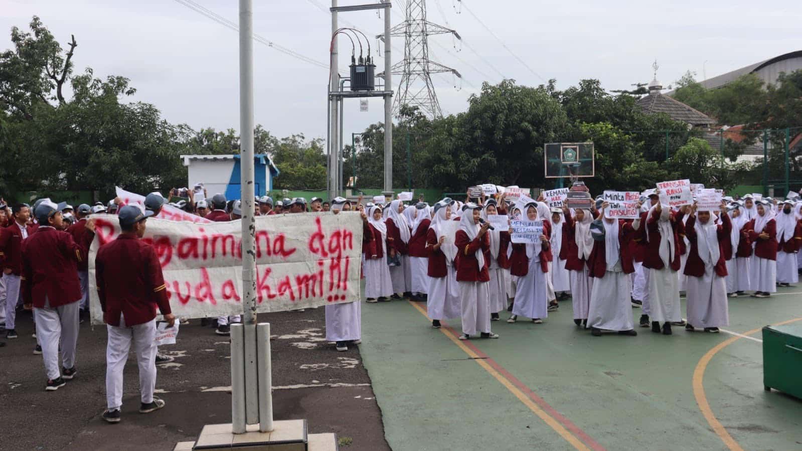 Ratusan siswa MAN 2 Kota Bekasi menggelar aksi protes saat apel di sekolah pada Senin (17/2/2025) pagi. (ist)