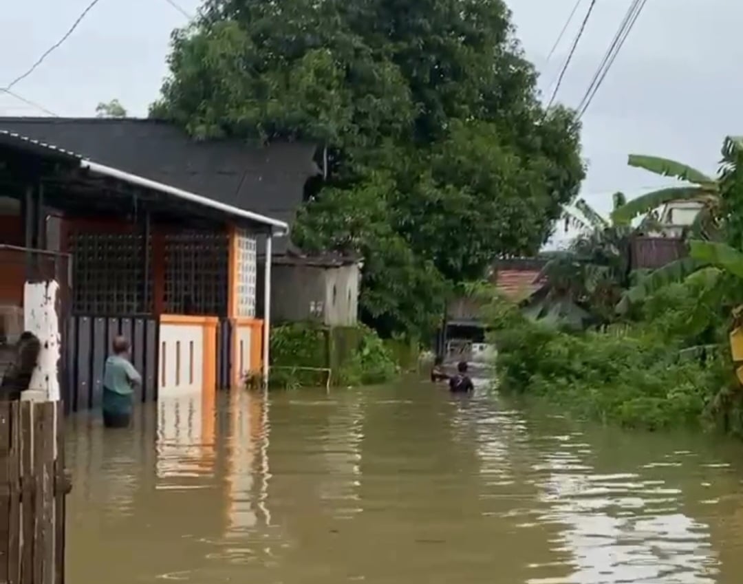 Kondisi banjir di Lingkungan Perumnas Tumalia, Kecamatan Turikale, Kabupaten Maros, pada Rabu (12/2/2025) pagi. (Ist)