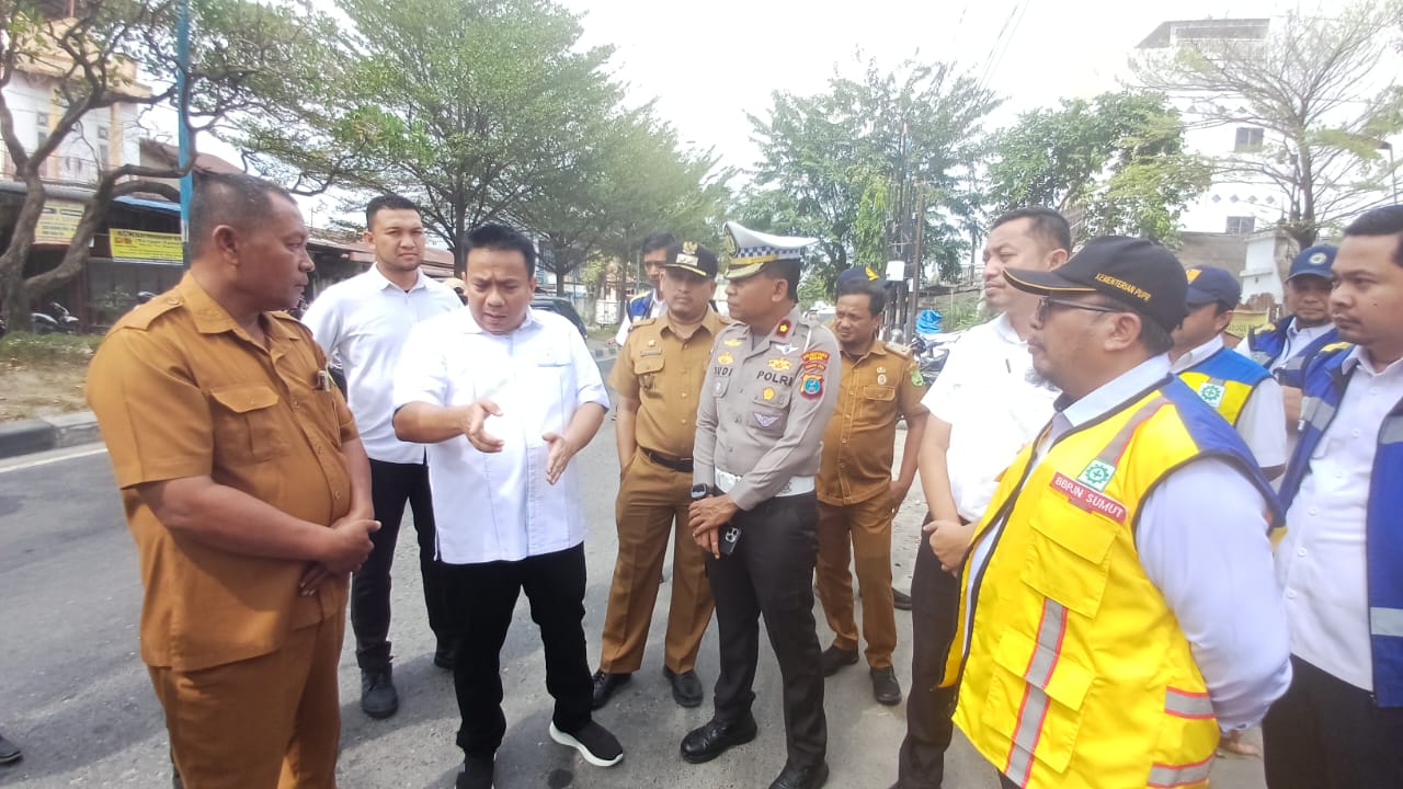 Wakil Ketua DPRD Kota Medan, Zulkarnaen SKM, langsung meninjau kawasan Pintu Tol Bandar Selamat di Jalan Letda Sudjono, Kecamatan Medan Tembung, Senin (24/2/2025). (Ist)