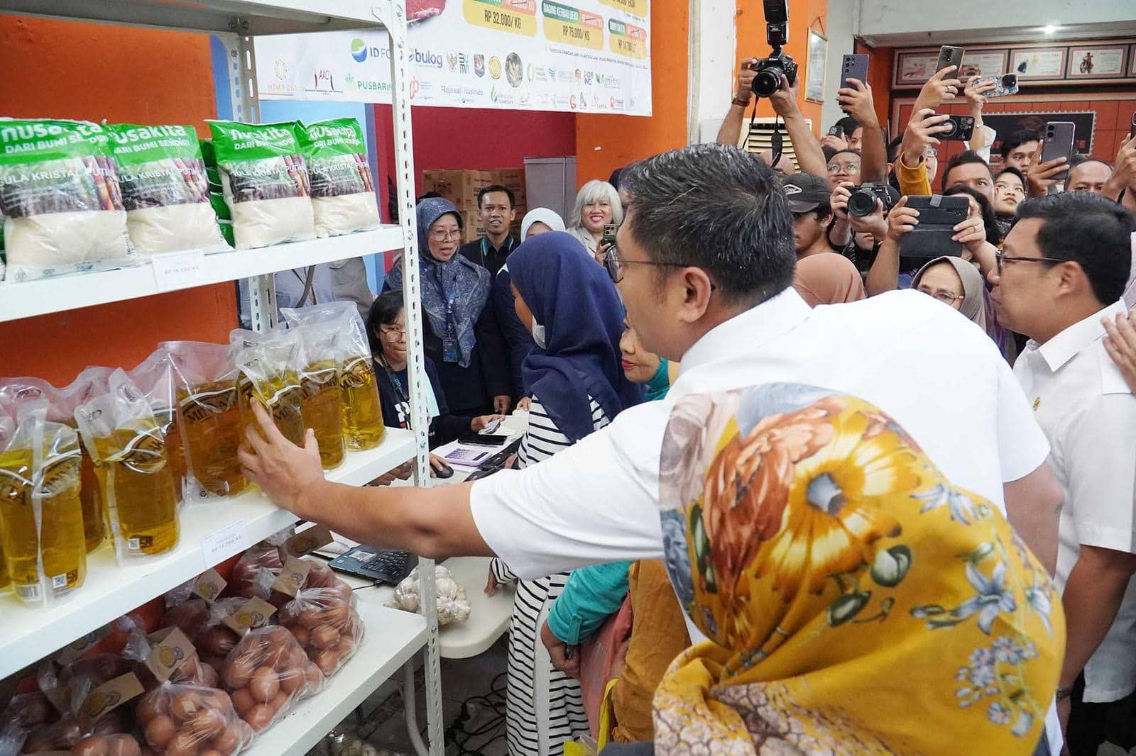 Wamen Pertanian RI, Sudaryono, dalam peninjauan gerai Operasi Pasar pangan murah yang berlangsung di Kantor Pos Bogor (KIS/NICKO)