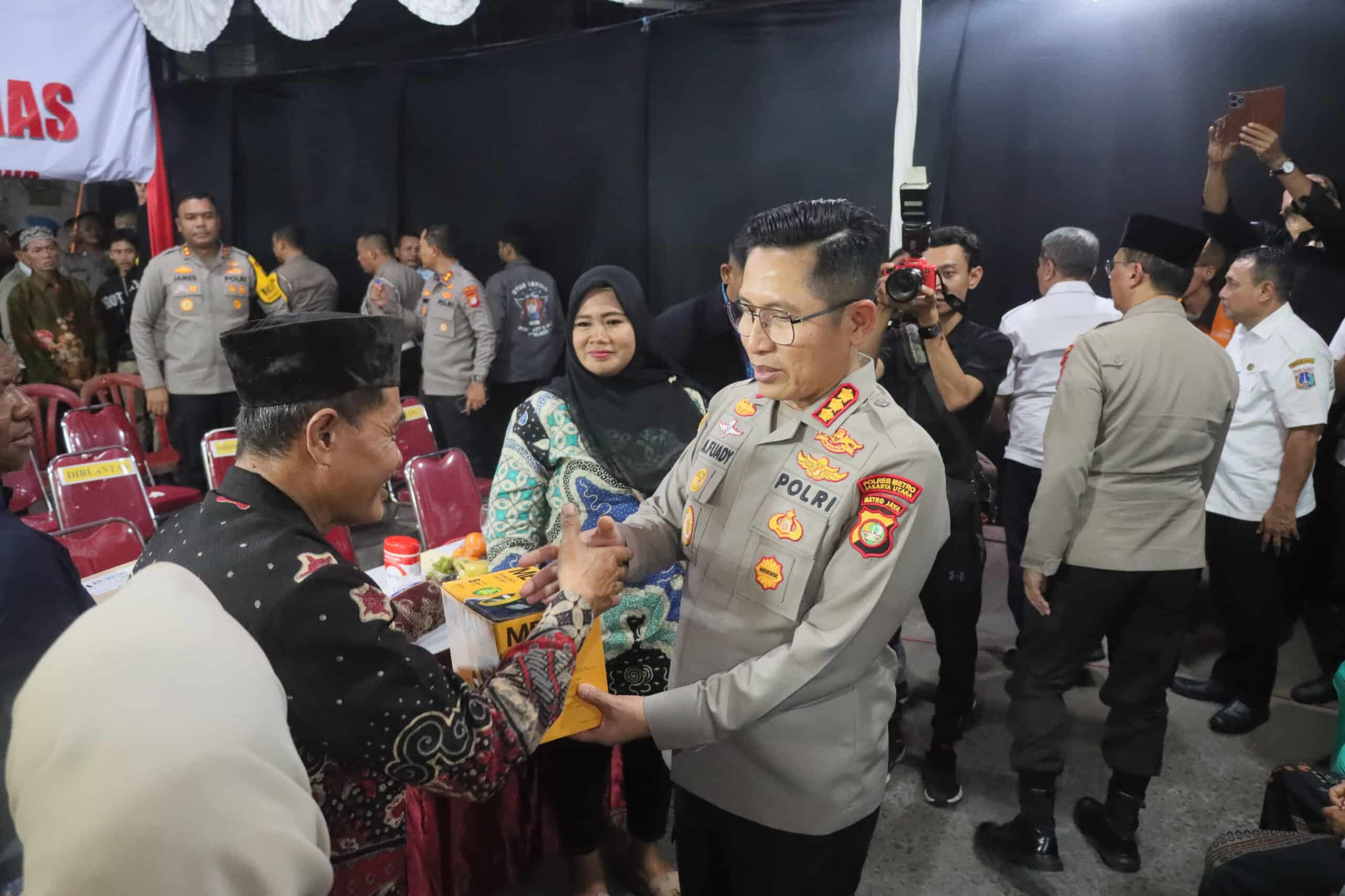 Kapolres Metro Jakarta Utara Kombes Ahmad Fuady menyerahkan hadiah karena meraih juara dalam kompetisi Satkamling se-Jakarta Utara.(Ist)