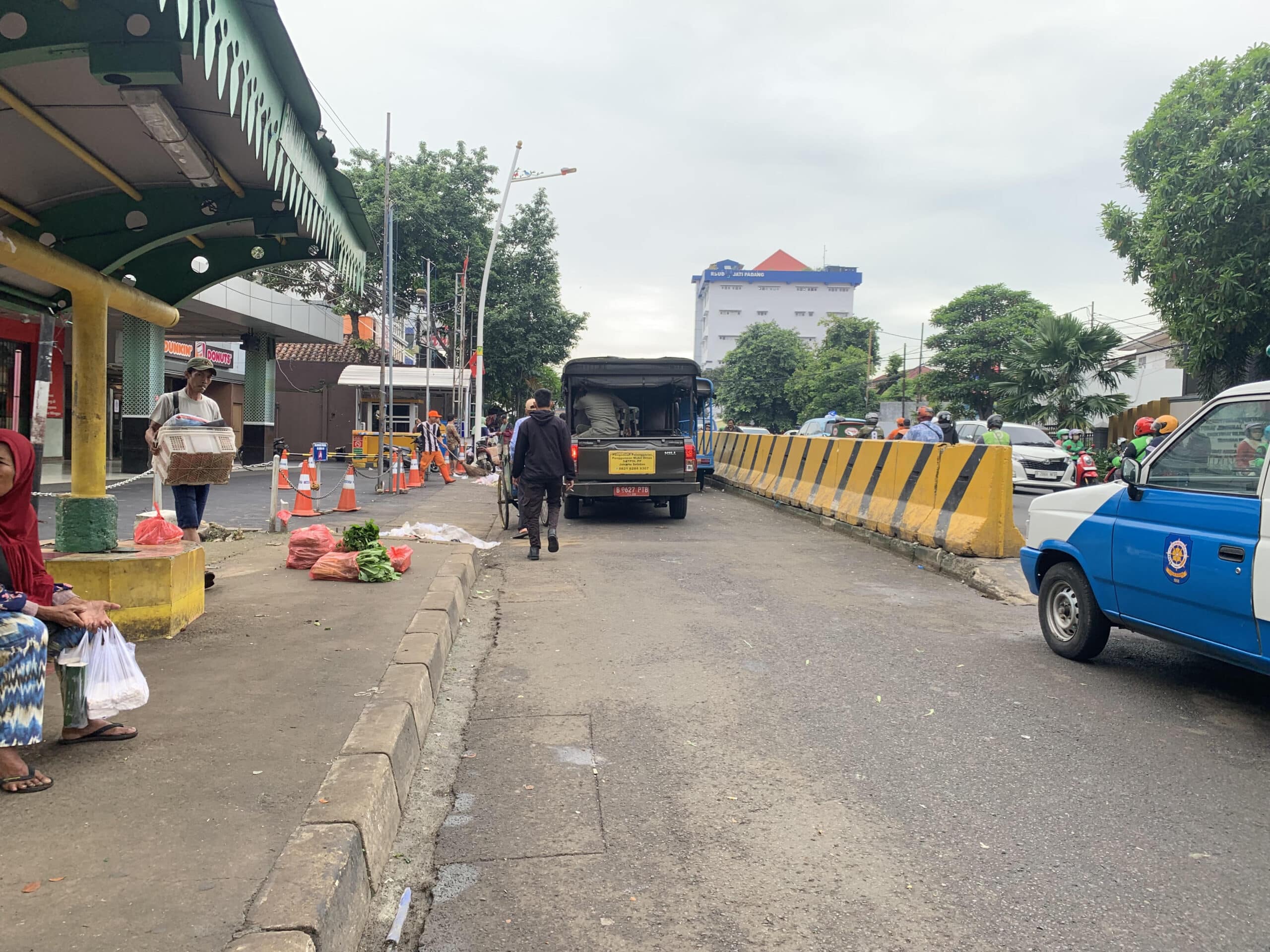Satpol PP Pasar Minggu saat menertibkan pedagang pasar, pada Rabu (19/2/2025) di Jakarta Selatan. (Aris MP)