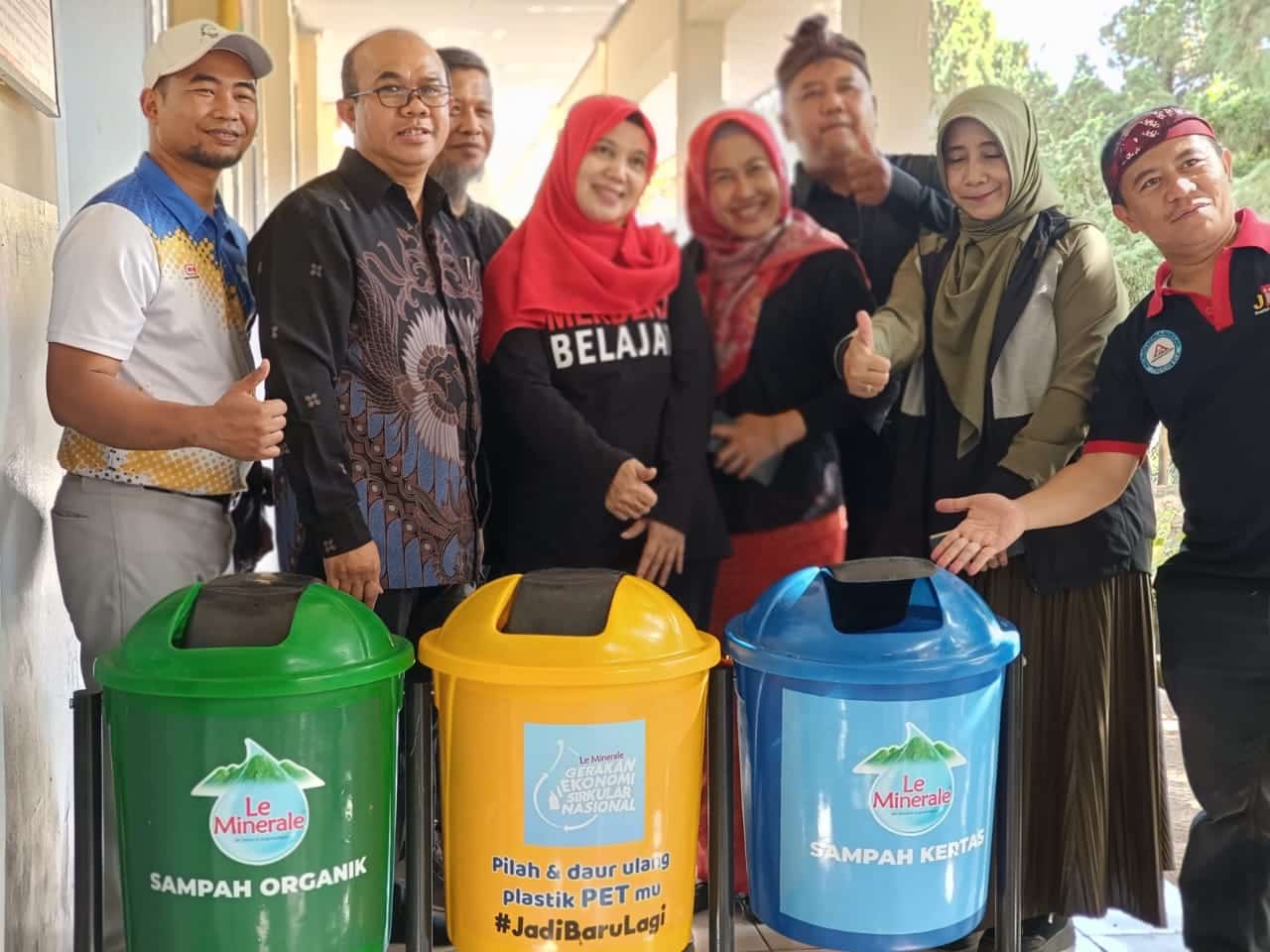 Tim managemen Mayora Group menyalurkan tempat sampah ke sekolah sekolah di Kabupaten Bogor (KIS/NICKO)