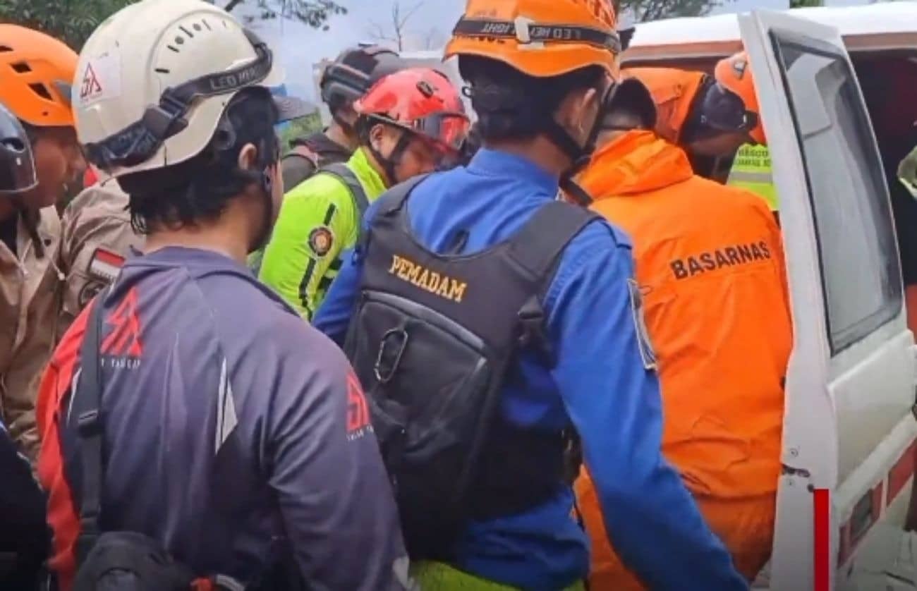 Tim SAR mengevakuasi pendaki yang meninggal dunia (BPDB Kabupaten Bogor)