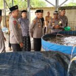 Kapolda Banten Irjen Suyudi Ario Seto tinjau pembibitan ikan lele dan nila di rumah dinas Kapolres Serang. (jm)