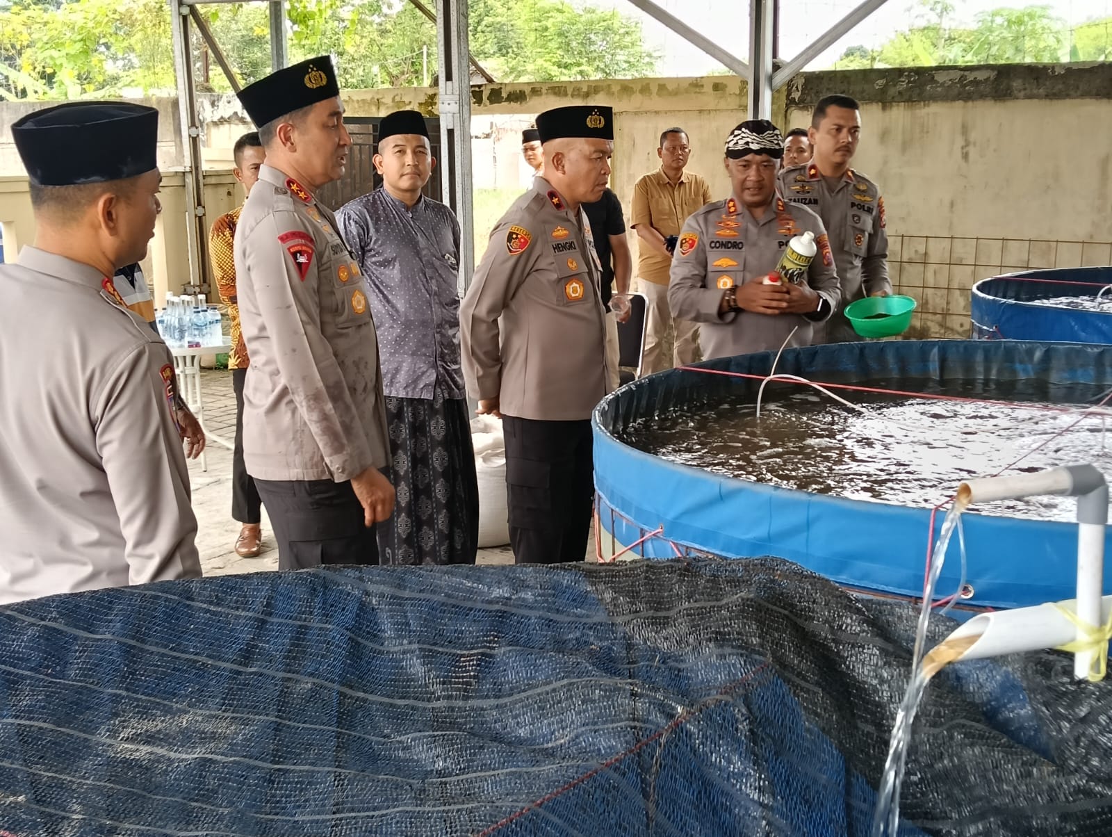 Kapolda Banten Irjen Suyudi Ario Seto tinjau pembibitan ikan lele dan nila di rumah dinas Kapolres Serang. (jm)