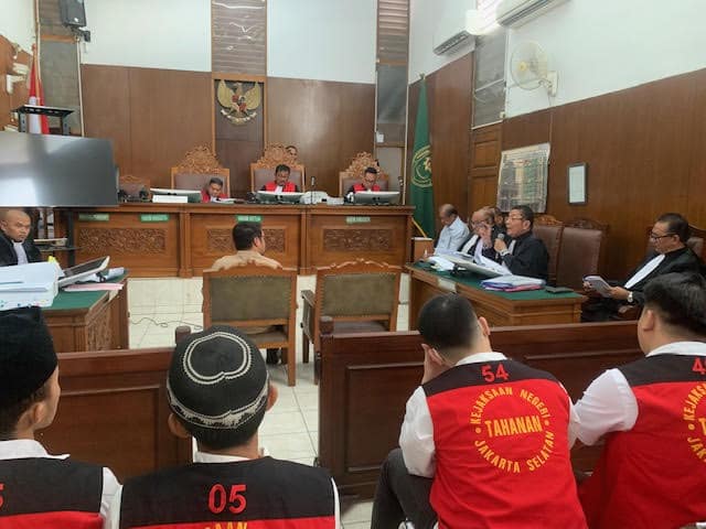 Kesetiaan Istri Dampingi Penjahat Kambuhan Diadili di PN Jaksel