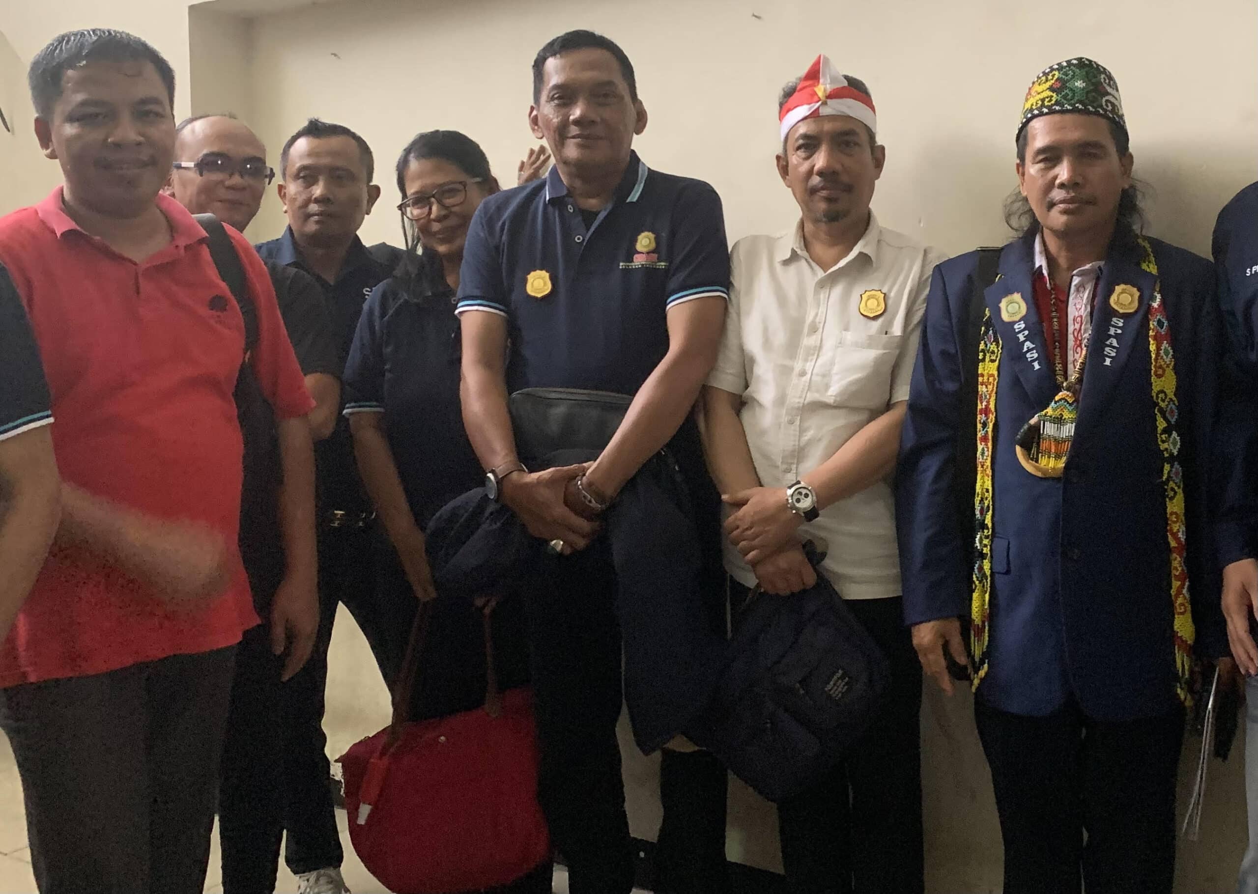 Ketua Umum SPASI Jelani Christo (paling kanan searah jarum jam) dengan anggota di PN Jakarta Selatan. (Foto: Aris Mohpian Pumuka)