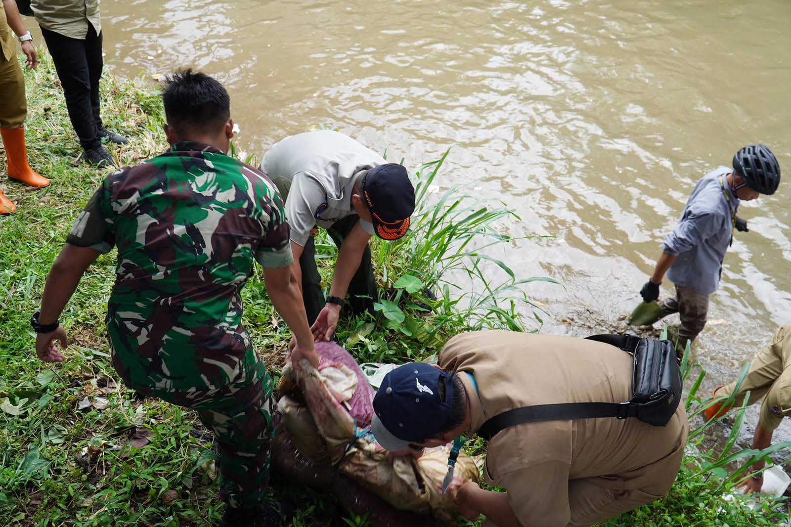 Pemkot Bogor bersama TNI-Polri dan masyarakat melakukan aksi bersih-bersih sungai Cipakancilan di Jalan Kolonel Enjo Martadisastra III (KIS/NICKO)
