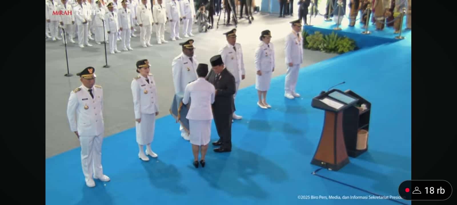 Enam perawakilan kepala daerah tanda tangani surat keputusan pelantikan di hadapan Presiden Prabowo Subianto. (Tangkapan layar Youtuber Sekretariat Presiden)