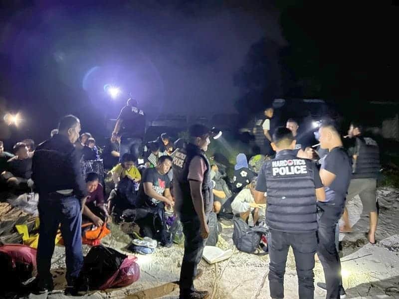 Penumpang migran Indonesia tanpa dokumen resmi,diamankan saat tiba dari Malaysia dengan Tongkang di perairan Pantai Klang - Sergai.(Ist)