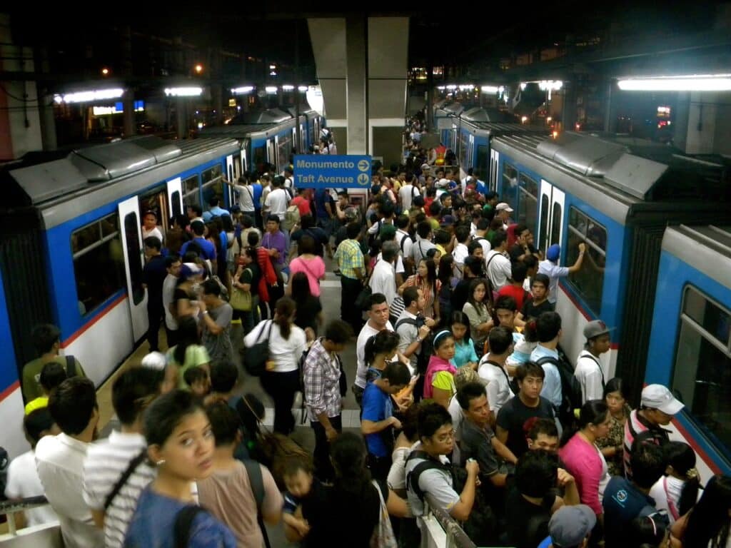 Tragedi di Stasiun Kereta Api New Delhi: 18 Orang Tewas Akibat Berdesakan di Tengah Festival Maha Kumbh