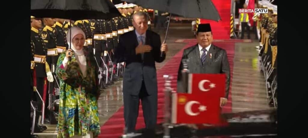 Ditengah Hujan Rintik, Prabowo Sambut Presiden Erdogan di Halim Perdanakusuma