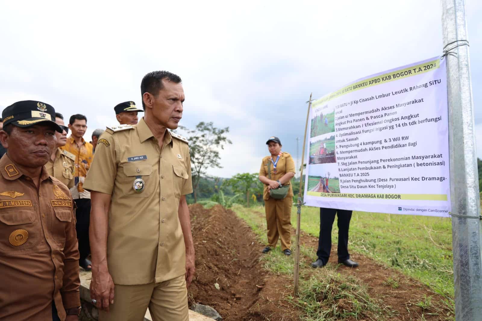 Wakil Bupati Bogor, Jaro Ade bersama jajaran saat berkunjung ke Desa Purwasari (KIS/IST)