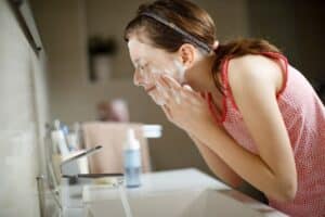 Baru Mulai Skincare? Ini 3 Basic Skincare untuk Remaja yang Wajib Kamu Punya