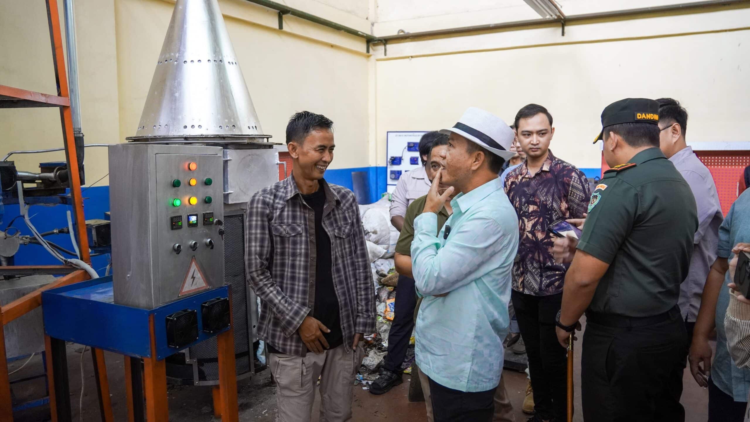 Bupati Bandung Dadang Supriatna meninjau pengelolaan sampah hasilkan oksigen. (Ist)