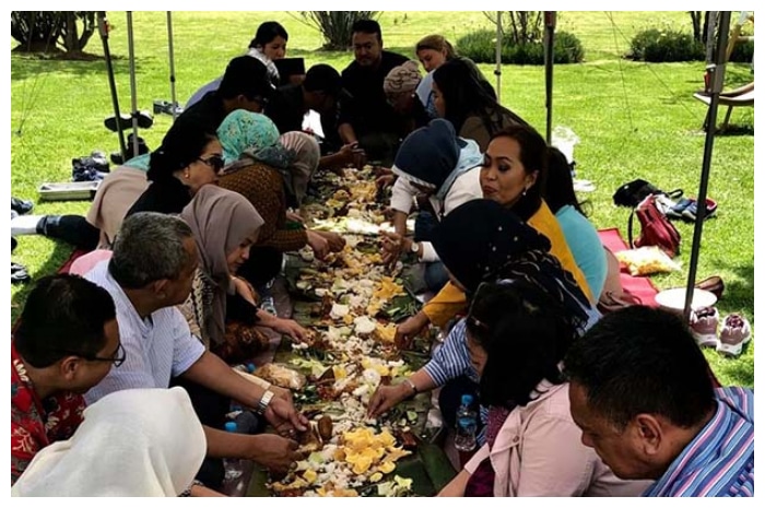 Nasi Liwet: Kebersamaan dalam Sepiring Tradisi