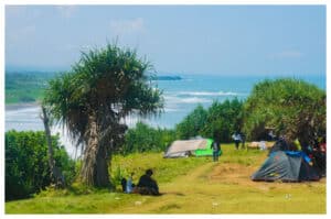 Pantai Puncak Guha: Menikmati Lanskap Lautan Luas dari Puncak Tebing