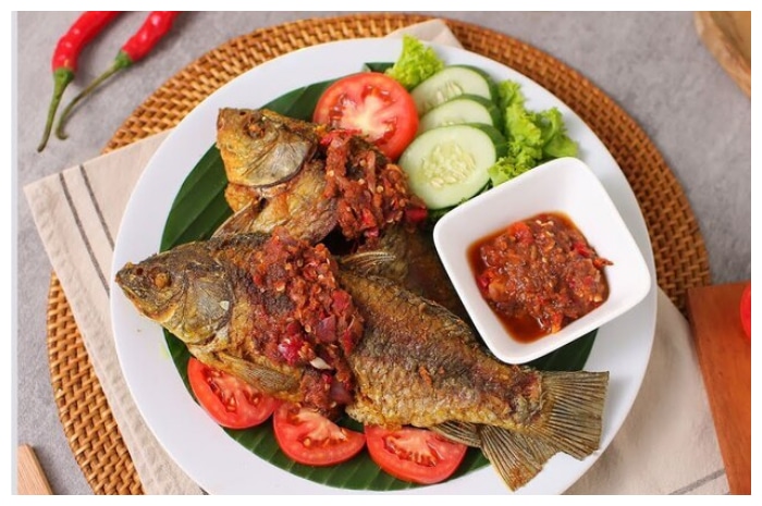 Garing dan Pedas! Ikan Mas Goreng Sambel Dadak untuk Santapan Buka Puasa