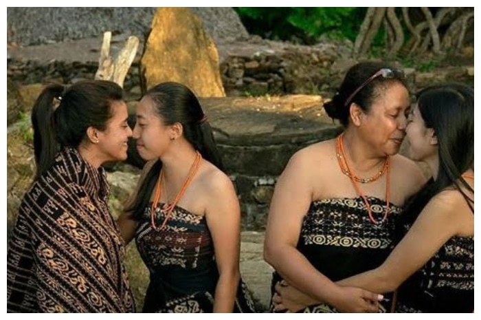 Tradisi Cium Hidung Suku Sabu: Keunikan Budaya NTT yang Tak Boleh Dilewatkan