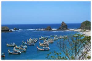 Berlibur ke Pantai Papuma, Perpaduan Keindahan Alam dan Cita Rasa Ikan Bakar