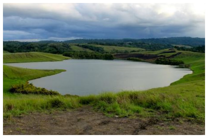 Telaga Cinta Imfote: Perpaduan Indah antara Danau Sentani dan Gunung Cyclop di Papua