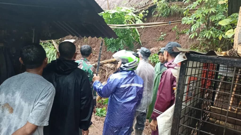 Longsor Terjang Cimanggung Sumedang, Satu Rumah Rusak, Warga Dievakuasi ke Tempat Aman