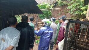 Longsor Terjang Cimanggung Sumedang, Satu Rumah Rusak, Warga Dievakuasi ke Tempat Aman