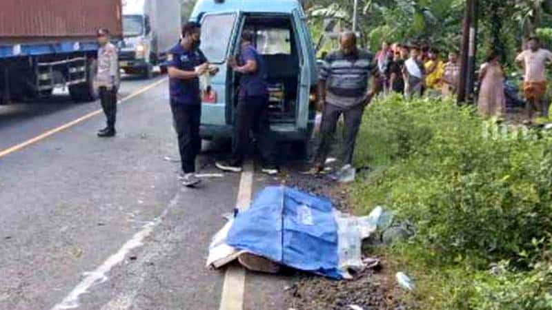 Dua Pemotor Jatuh Tertabrak Truk di Raya Ngawi-Solo, Mahasiswa Poltek Lampung Korbannya