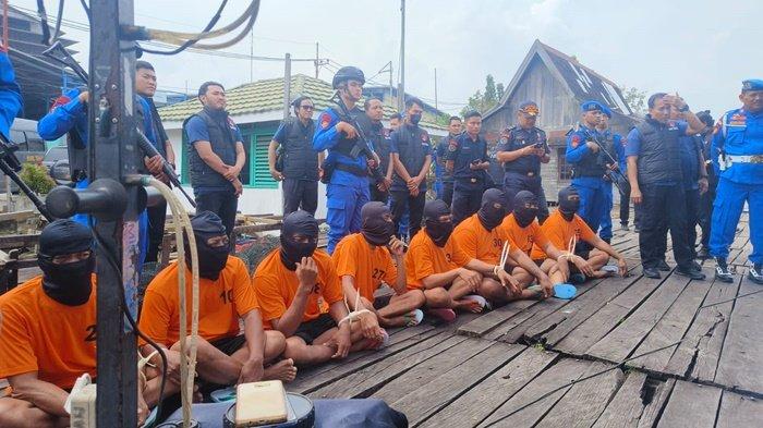 8 Tersangka nelayan asal Lamongan saat diamankan oleh jajaran Ditpolairud Polda Kalsel bersama tim gabungan karena menangkap ikan dengan alat tangkap cantrang, Selasa (4/3/2025). (ist)