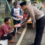 Personel Polantas Polda Metro Jaya memberikan takjil kepada warga. (Ist)