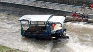 Viar Disruduk Fortuner Milik Warga Nganjuk Terjun ke Sungai di Jombang